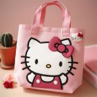 Compradora descubre adorables Tote bags de Hello Kitty en Cuidado con el Perro