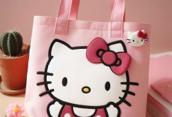 Compradora descubre adorables Tote bags de Hello Kitty en Cuidado con el Perro