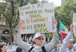 Marcha en protesta contra la Reforma Judicial del 8 de septiembre, frente al Senado. FOTO: Laura Islas