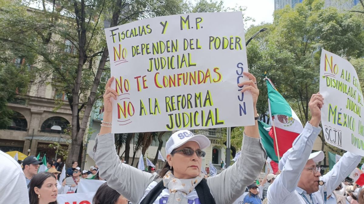 Marcha en protesta contra la Reforma Judicial del 8 de septiembre, frente al Senado. FOTO: Laura Islas