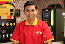 UNIFORME DEL OXXO. FOTO: OXXO