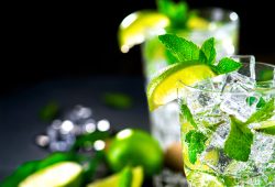 Negocio de mojitos hace curioso truco de brujería para promocionar su local