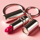 Carolina Herrera aumenta atención por la personalización de sus labiales tipo llavero