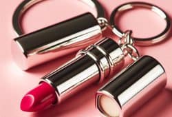 Carolina Herrera aumenta atención por la personalización de sus labiales tipo llavero