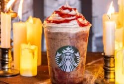 Así es el Spooky Frappuccino de Starbucks que estará disponible hasta el 3 de noviembre Foto: Especial