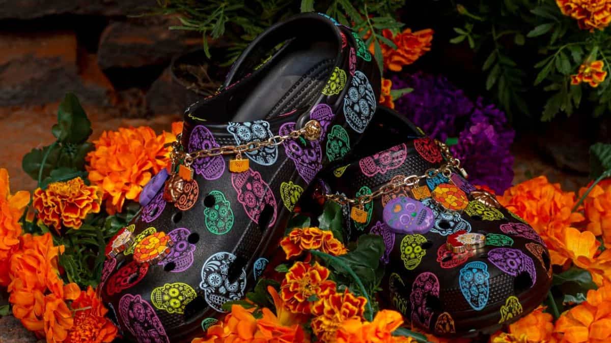 No te quedes sin la tuya Crocs lanza su coleccion de Dia de Muertos 2024 Revista Merca2.0