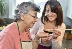 En este restaurante cocinan abuelitas de todo el mundo