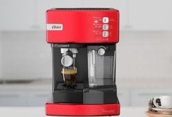 Para los amantes del café: Cafetera espresso automática roja de Oster en Amazon con descuento Foto: Especial