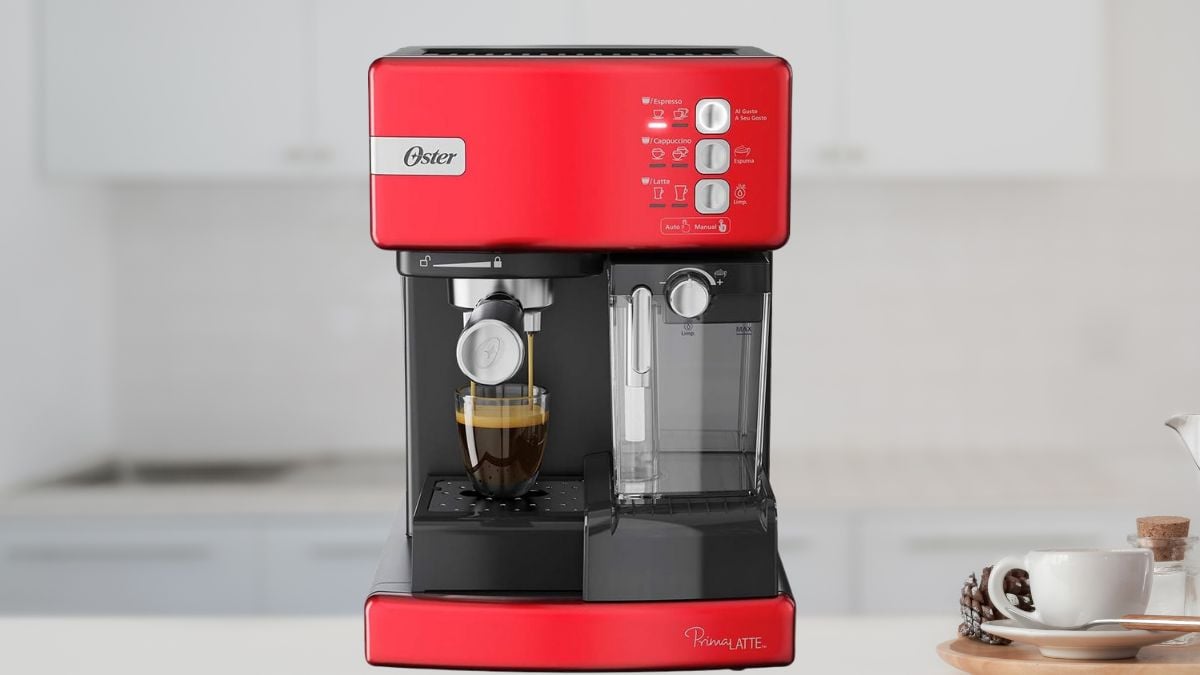 Para los amantes del café: Cafetera espresso automática roja de Oster en Amazon con descuento Foto: Especial