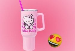 Este es el vaso de Hello Kitty tipo Stanley que Amazon tiene a un súper precio Foto: Especial