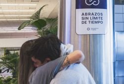 Uruguay aeropuertos abrazos