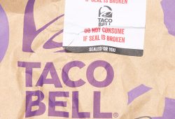 Selena Gómez y Benny Blanco festejan su compromiso con Taco Bell