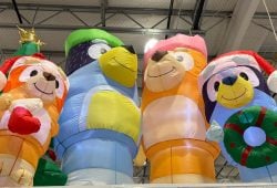 Bluey y Bingo llegan a Costco: Celebra la Navidad 2024 con ellos Foto: Antonio Miranda