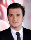 Captan a Josh Hutcherson pagando sus abonos en Coppel