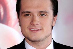 Captan a Josh Hutcherson pagando sus abonos en Coppel