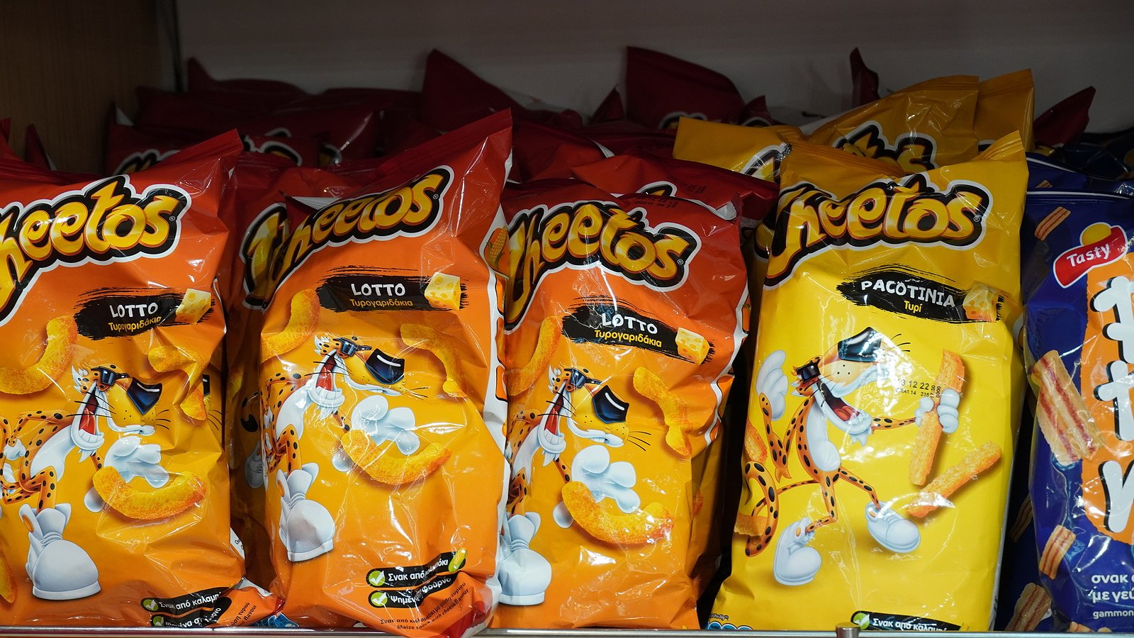 Cheetos cambia de imagen por dejar dedos sucios