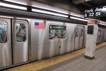 Julia Fox sorprende al posar en el metro de Nueva York para una campaña de MAC