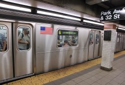 Julia Fox sorprende al posar en el metro de Nueva York para una campaña de MAC