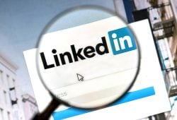 Demandan a LinkedIn por revelar información de clientes para entrenar modelos de IA