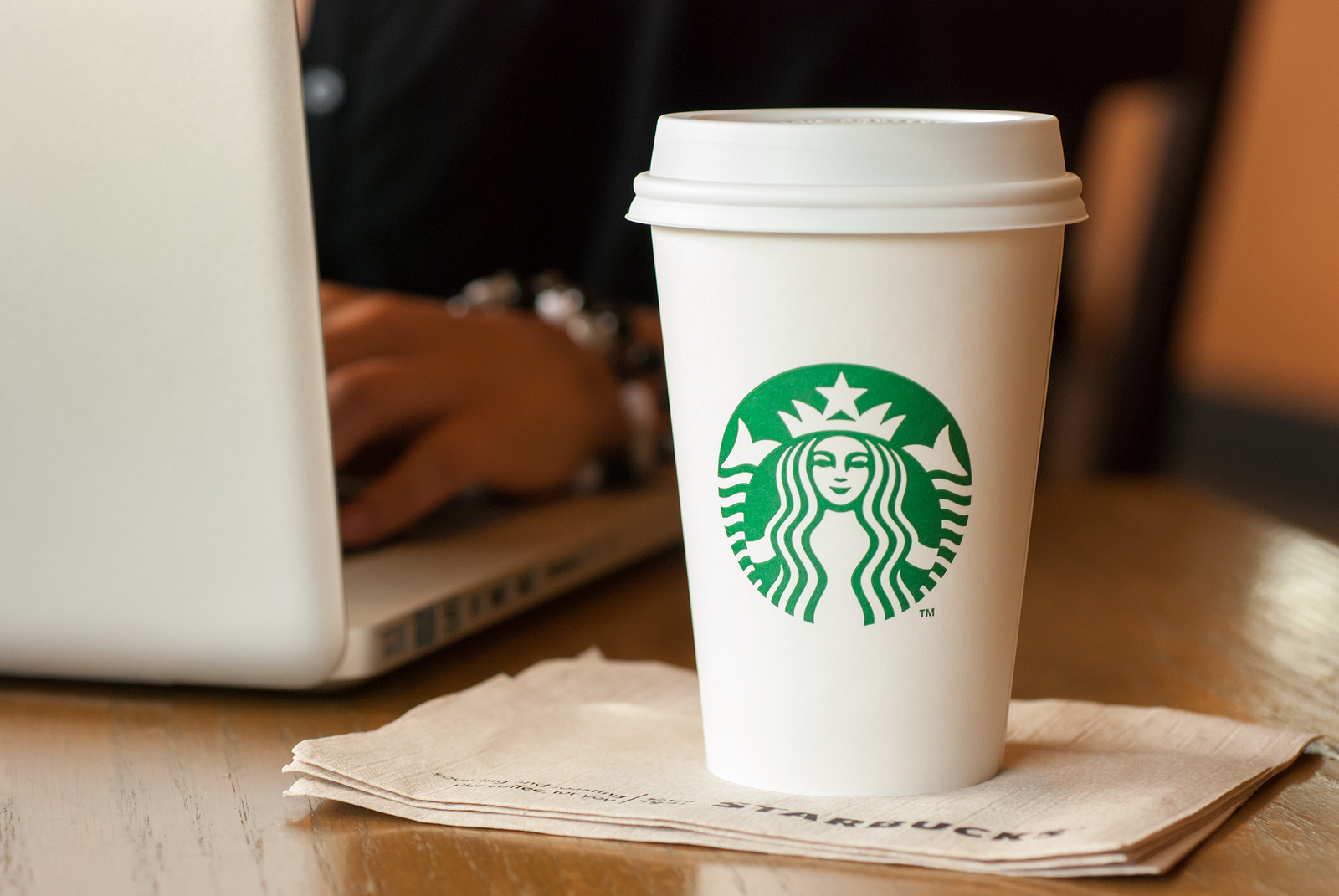 Empleado de Starbucks pediría a cliente pronunciar bien