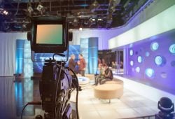 La industria de la televisión enfrenta una transformación sin precedentes en 2025, impulsada por el crecimiento exponencial de la inteligencia artificial (IA).