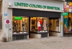 Tras quiebra de United Colors of Benetton; encuentra en Soriana bolsas de la marca "de 900 a 90 pesos"