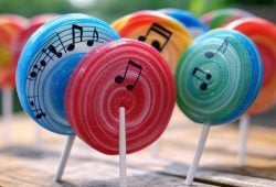 haz la imagen de paletas de dulce musicales