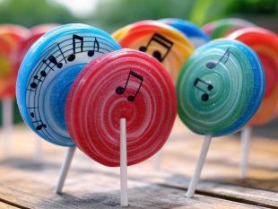 haz la imagen de paletas de dulce musicales