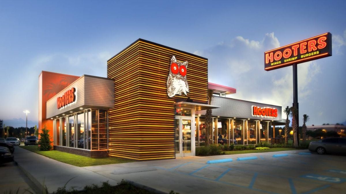 Hooters would declare bankruptcy! What will happen to its restaurants? This we know