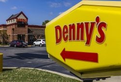 Trabajadora de Denny's muestra cómo luce un sábado sin migrantes