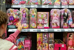 Mattel podría aumentar precios de Barbie debido a los aranceles de China; en esto le afecta