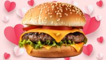 carl's jr san valentin 2 2025 promoción beso peso