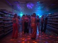 Supermercado instala pista de patinaje y fiesta disco para una experiencia memorable