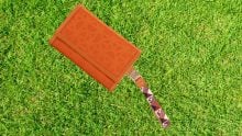 Amazon tiene la cartera flap naranja de CLOE con una oferta única Foto: Especial