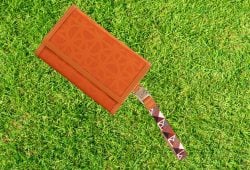 Amazon tiene la cartera flap naranja de CLOE con una oferta única Foto: Especial