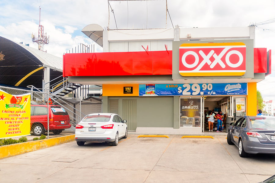 Niña madruga afuera de un Oxxo para comprar un Prime