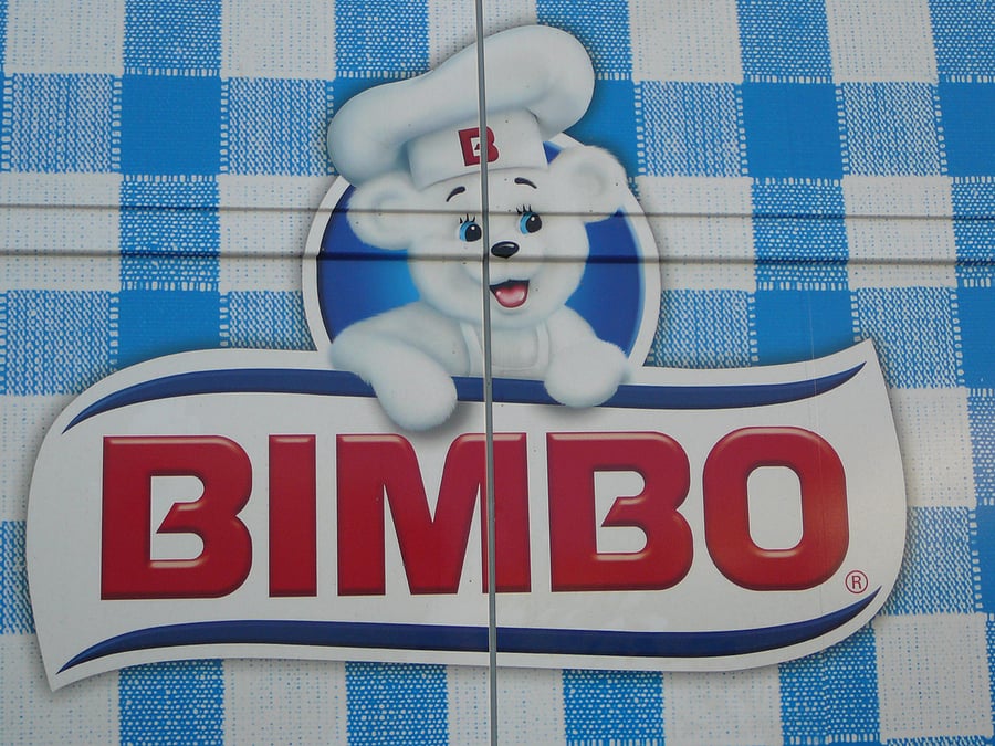 Exhiben a niña como “empleada” de Bimbo y muestra amor por la marca