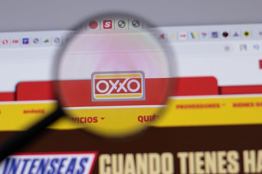 Mujer se aprovecha de Oxxo y prepara su comida en la tienda