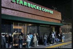 Starbucks x Snoopy causa furor: Filas en sucursales desde la madrugada Foto: Antonio Miranda