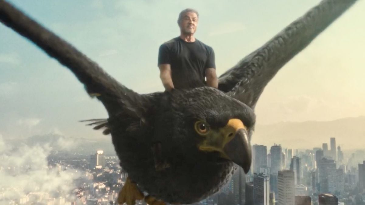 Tecate sorprende con su nueva campaña protagonizada por Sylvester Stallone y un águila Foto: Especial