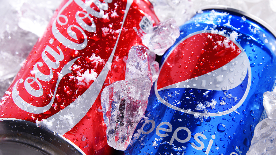 Trabajador de Coca-cola arremete contra camión de Pepsi e internautas lo defienden