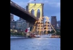 Velero Cuauhtémoc sufre percance con el Puente de Brooklyn durante maniobra en Nueva York Foto: Especial
