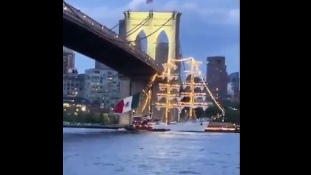 Velero Cuauhtémoc sufre percance con el Puente de Brooklyn durante maniobra en Nueva York Foto: Especial