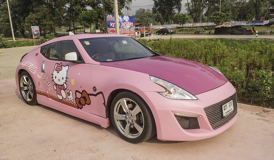 Crean auto de Hello kitty para impulsar el turismo en Japón