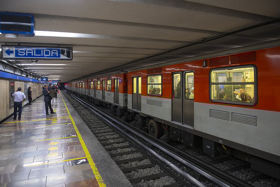 Joven capta a las “hadas” del marketing dentro del metro