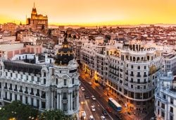 Hamburguesa gigante de McDonald's invade Madrid y sorprende a peatones