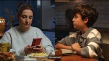 campaña saca el movil de la cena