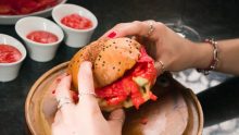 Flamin' Hot x Carajillo lanzan la hamburguesa más picante de México Foto: Especial