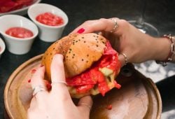 Flamin' Hot x Carajillo lanzan la hamburguesa más picante de México Foto: Especial