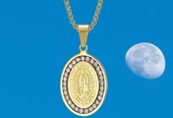 Día de las Madres 2025: Medalla de la Virgen de Guadalupe bañada en oro 14k con descuento en Amazon Foto: Especial
